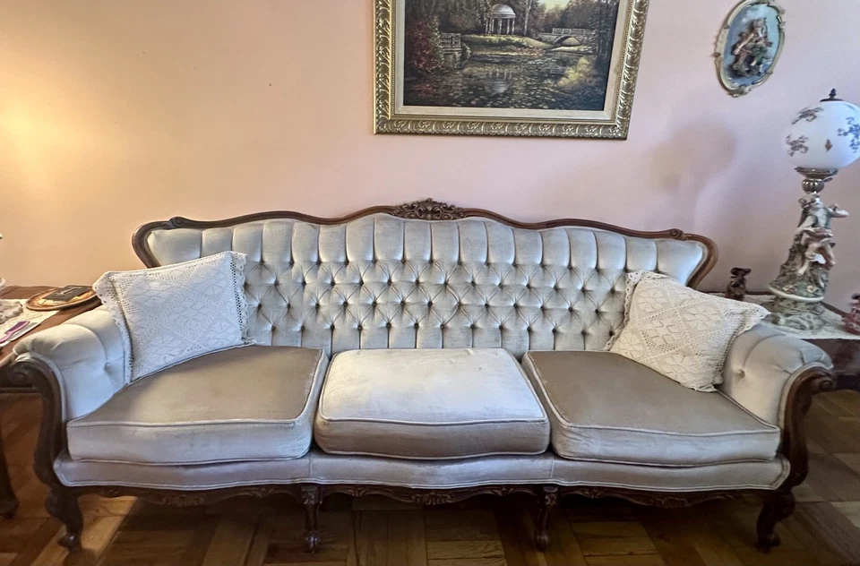 Sofá provincial italiano de madera tallada y tapizado y asiento de amor. Vintage Foto 2 de 3