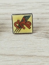 pins pins pins mit stilisiertem Schriftzug auf eckigem Hintergrund