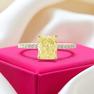 Fancy Vivid Yellow 3,20 ct Radiant Lab Grown Diamond Women Ring 14K Yellow Gold