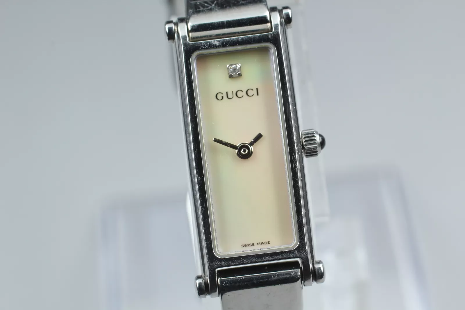 [Presque comme neuve] Montre FEMME GUCCI 1500L cadran argent blanc coquille 1P diamant quartz