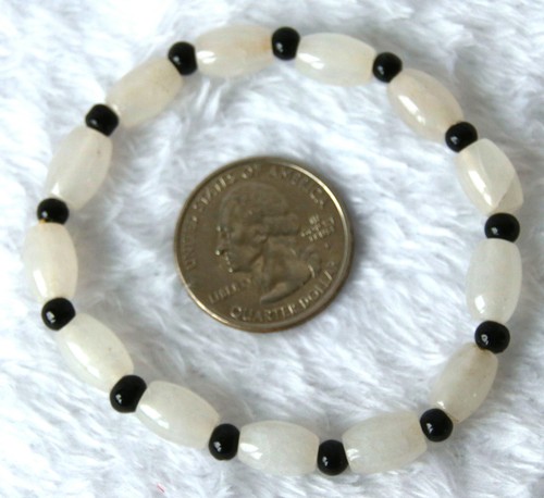 Dehnbares Armband, ovaler Schneequarz und schwarzes Glas, neu ohne Etikett - Bild 4 von 6