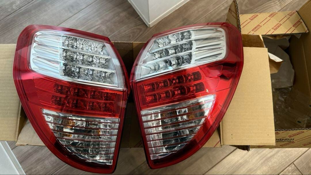 Toyota ACA33W Vanguard Tail Lights Rear Lamps set 08538