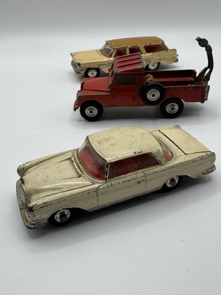 Lotto Corgi Toys scala 1:43 Mercedes 220 coupè, Land Rover c. attrezzi Suburban  - Immagine 4 di 4