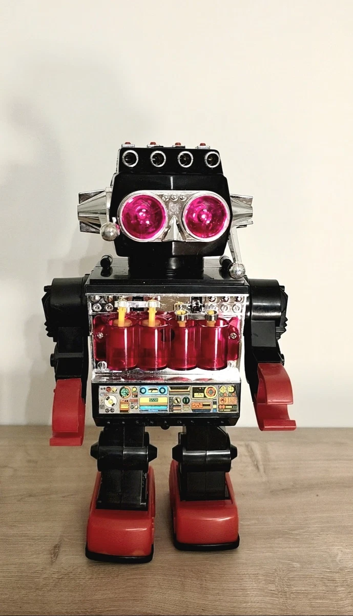 Le Baby Robot jouet de style ancien vintage sur son tricycle mécanique