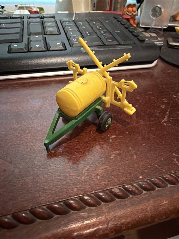 Ertl 1/64 Scale John Deere Pull Behind Sprayer