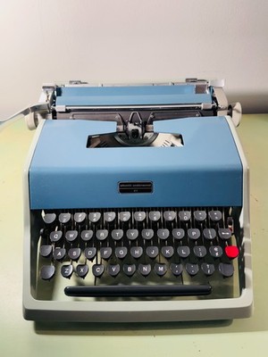 1974 Olivetti Underwood 21   Two-Tone Blue   Complete, Original Kit w/ Case