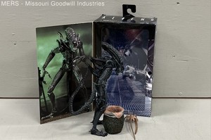 Aliens Xenomorph Warrior NECA Ultimate Edition Action Figure 2016 CIB With Egg