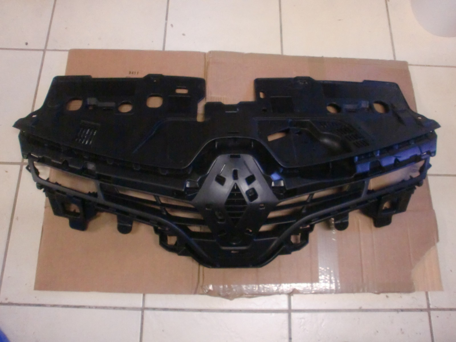Grille de calandre centrale noire pour Renault Clio 4 après 11/2012 référence OEM 622563184R