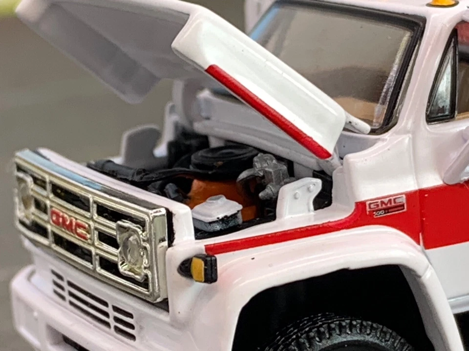 1/64 DCP 白色/红色 GMC 6500 单轴支架床 — 第 3/4 张图片