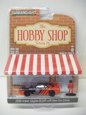 GREENLIGHT THE HOBBY SHOP SERIES13 1999 NISSAN SKYLINE R34 W/RACE CAR DRIVER
