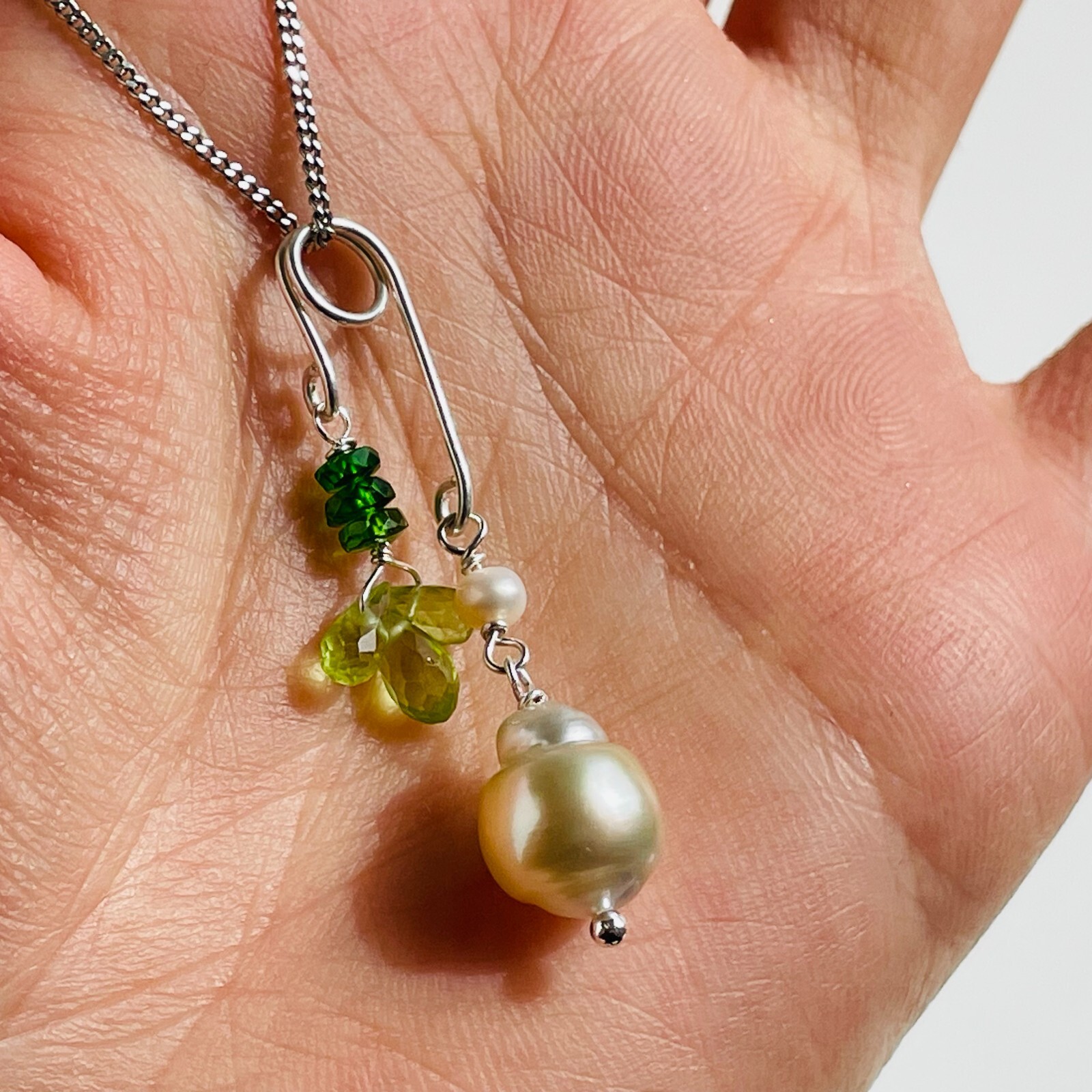 Pendentif perle des mers du sud avec péridot et diopside, argent 925