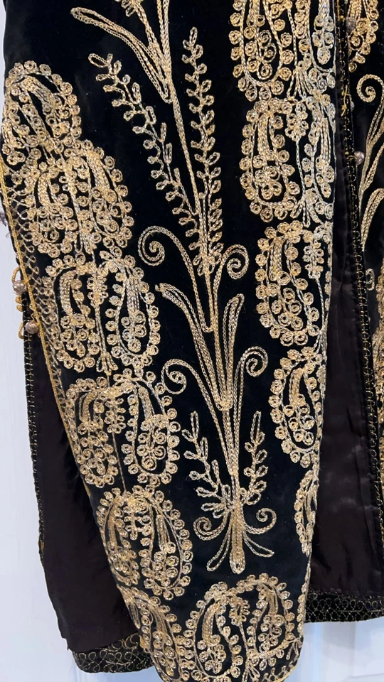 Espanador de kaftan marroquino vintage feito à mão de veludo preto tamanho único com bordado dourado - Imagem 4 de 4
