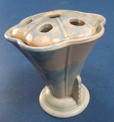 Wade Blumenvase 13,5 cm hoch mit orignal Stielhalter 2 Haarrisse in Vase
