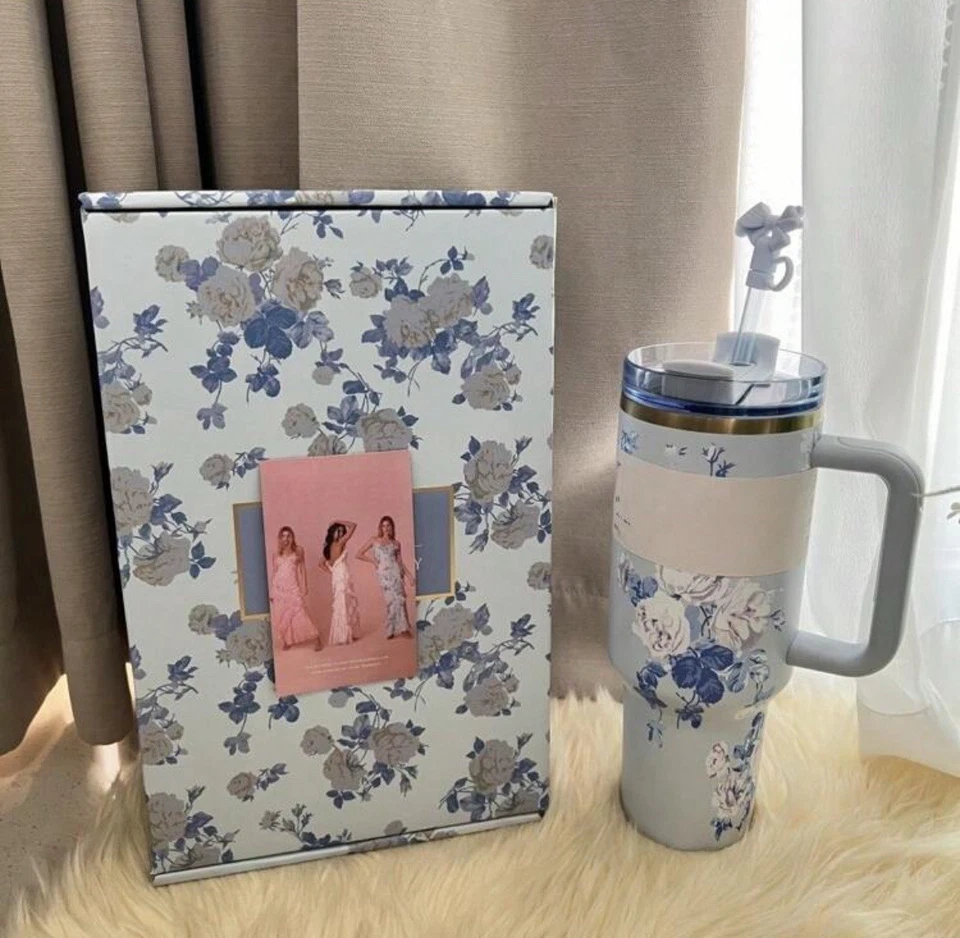 Stanley X LoveShackFancy Holiday Quencher Cup Natal Blue Bows presente especial 40 oz - Imagem 2 de 4