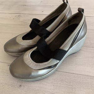 DR-SCHOLLS-Women-s-Sz-8M-Gray-amp-Silver-DANCE-CLOGS-Feel-Crazy-Good-COMFORT-SHOES