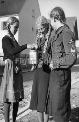 WW2 Picture Photo Young women of Bund Deutscher Mädel League of German ...