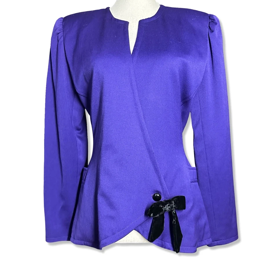 全新带标签 复古 80 年代 Emanuel Ungaro Ter 羊毛夹克女式 4 码紫色黑色天鹅绒蝴蝶结 — 第 3/4 张图片