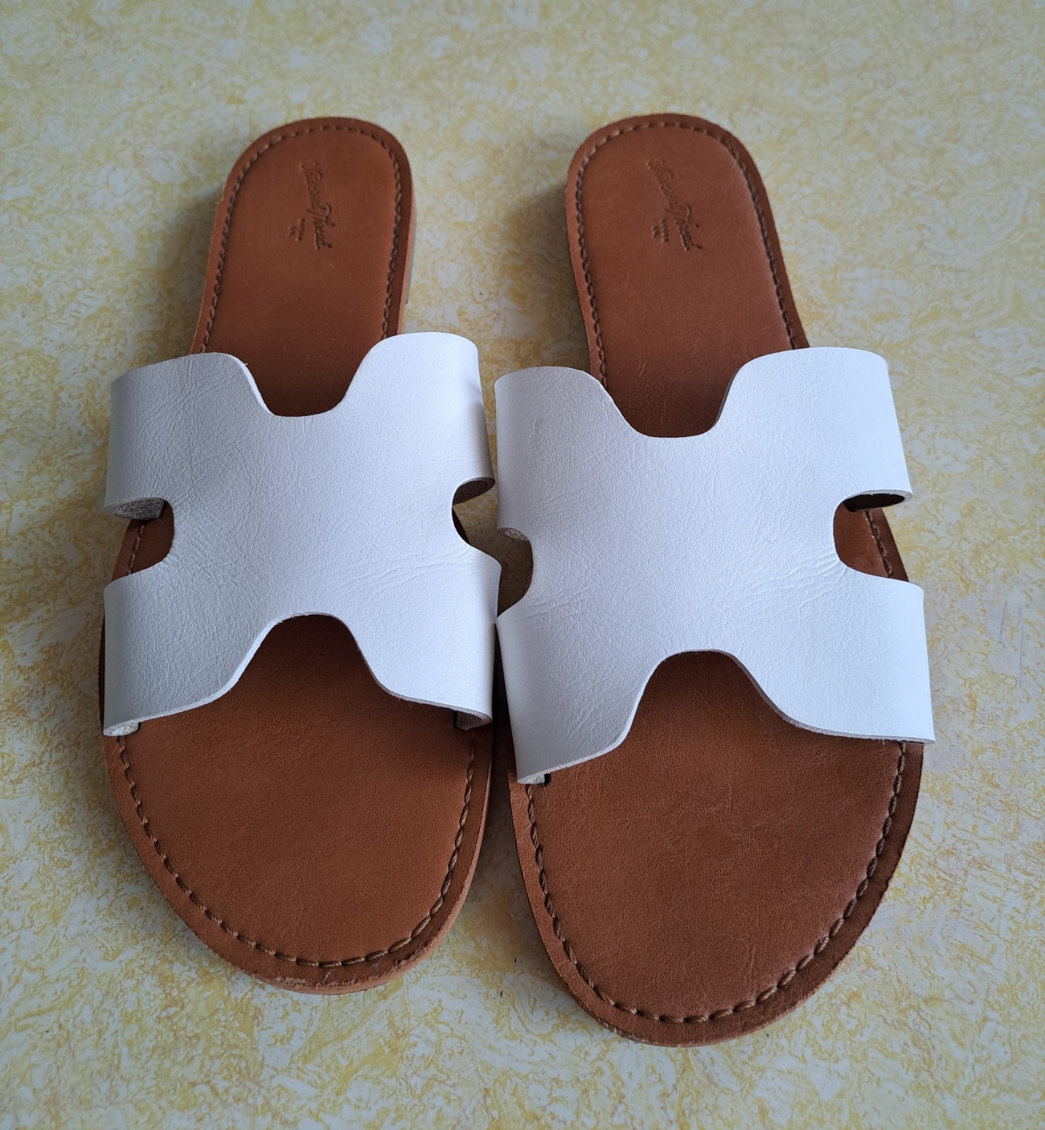 Universal Thread Women's White Strapped Flat Sand… - image 1