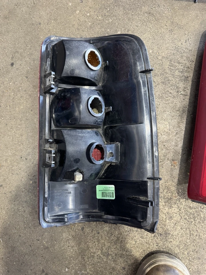 Conjunto de luces traseras GMC Yukon 2004-2006, Chevrolet Tahoe o Chevrolet Suburban Foto 3 de 4