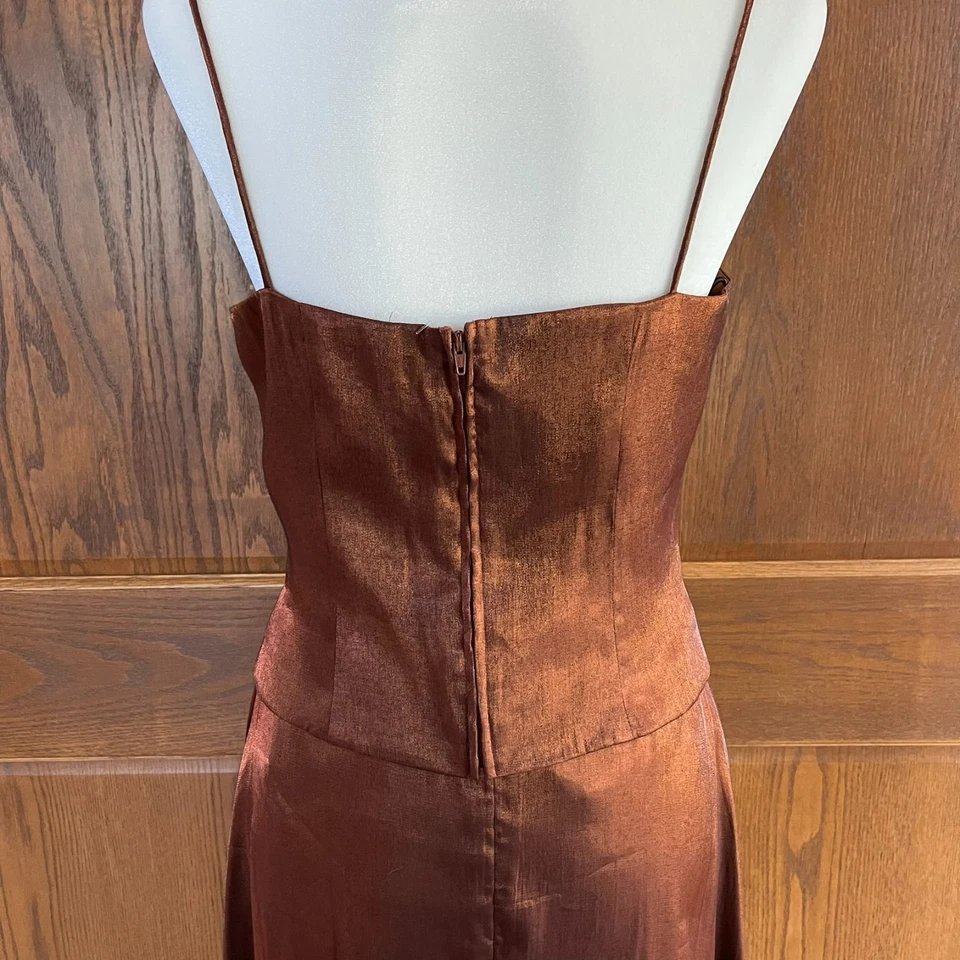 Nuevo con etiquetas Vestido Niki Livas Cobre Satinado Con Cuentas Talla 11 Y2K 2 Piezas Baile de graduación Elegante Foto 4 de 4