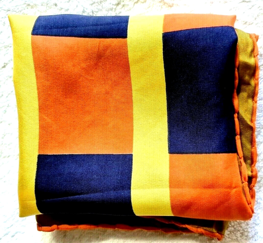 Foulard en soie Christine Dior nuances d'orange jaune bleu Paris.