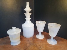 Original Beidermeir (~1860) Milchglas-Bar-Set, vierteilig. Fantastischer Zustand
