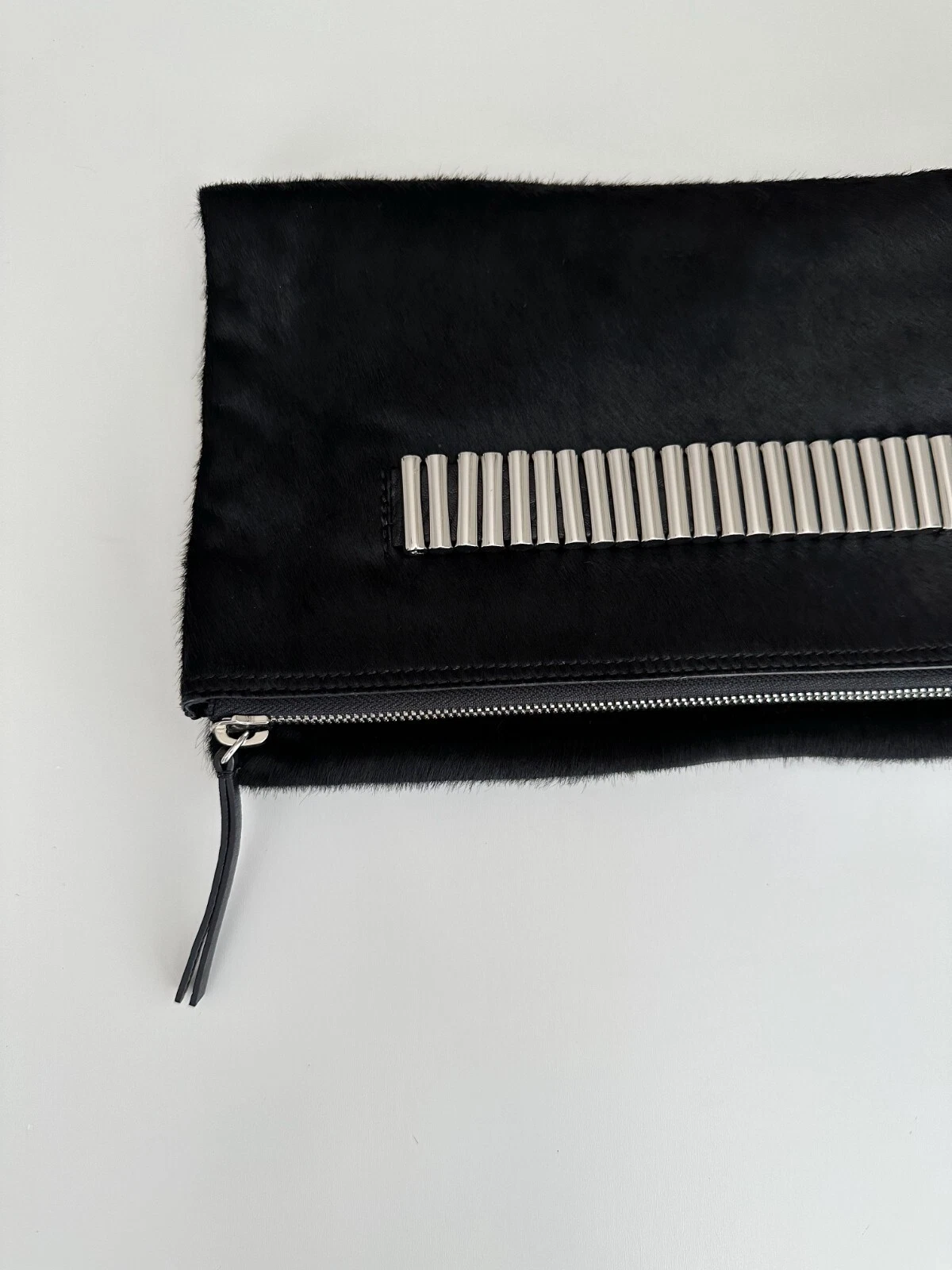 Pochette oversize pieghevole Alexander McQueen in pelle nera con capelli di vitello