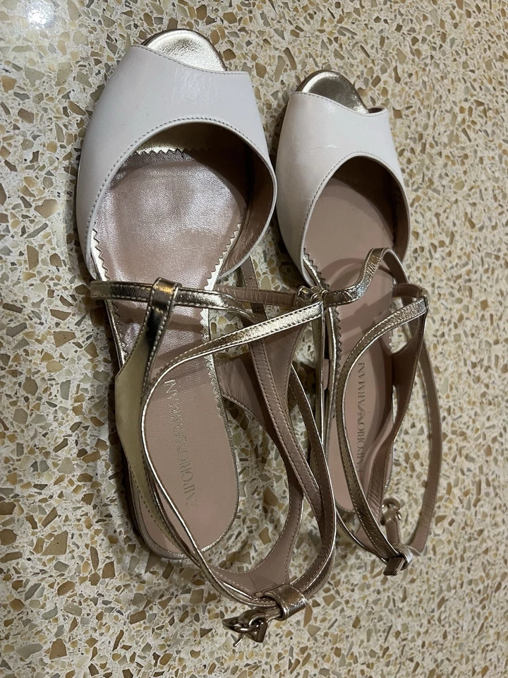 Sandalias Emporio Armani blancas y doradas Foto 4 de 4