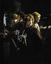 * ELIJAH WOOD * signed 8x10 photo * LORD OF THE RINGS * COA *