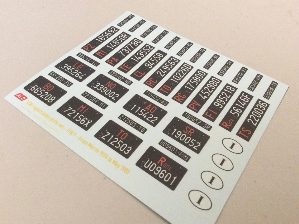 1976-1985 PLAQUES D'IMMATRICULATION ITALIENNES 1:18 DECALS - POUR 20 VOITURES - Photo 1/1