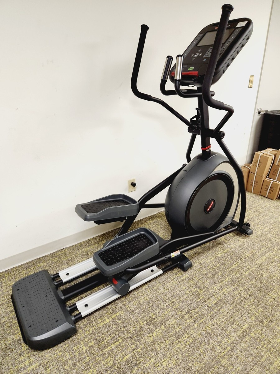 STAR TRAC SERIES CROSS TRAINER WITH WITH 10
