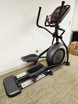 STAR TRAC 4 SERIES CROSS TRAINER WITH WITH 10'' LCD