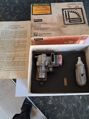 VINTAGE HB .20 R/C MODELLFLUGZEUG GLÜHMOTOR KOMPLETT MIT SCHALLDÄMPFER, VERPACKT