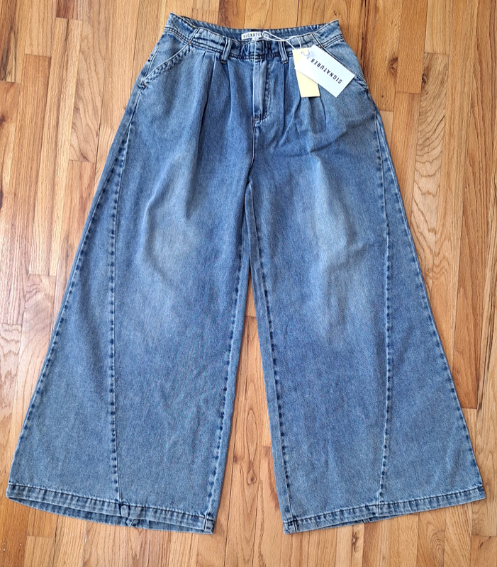 Signature 8 Super Wide Leg Jeans Size: M  NWT