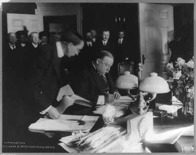 Photo:Taft signing Arizona statehood bill c1912