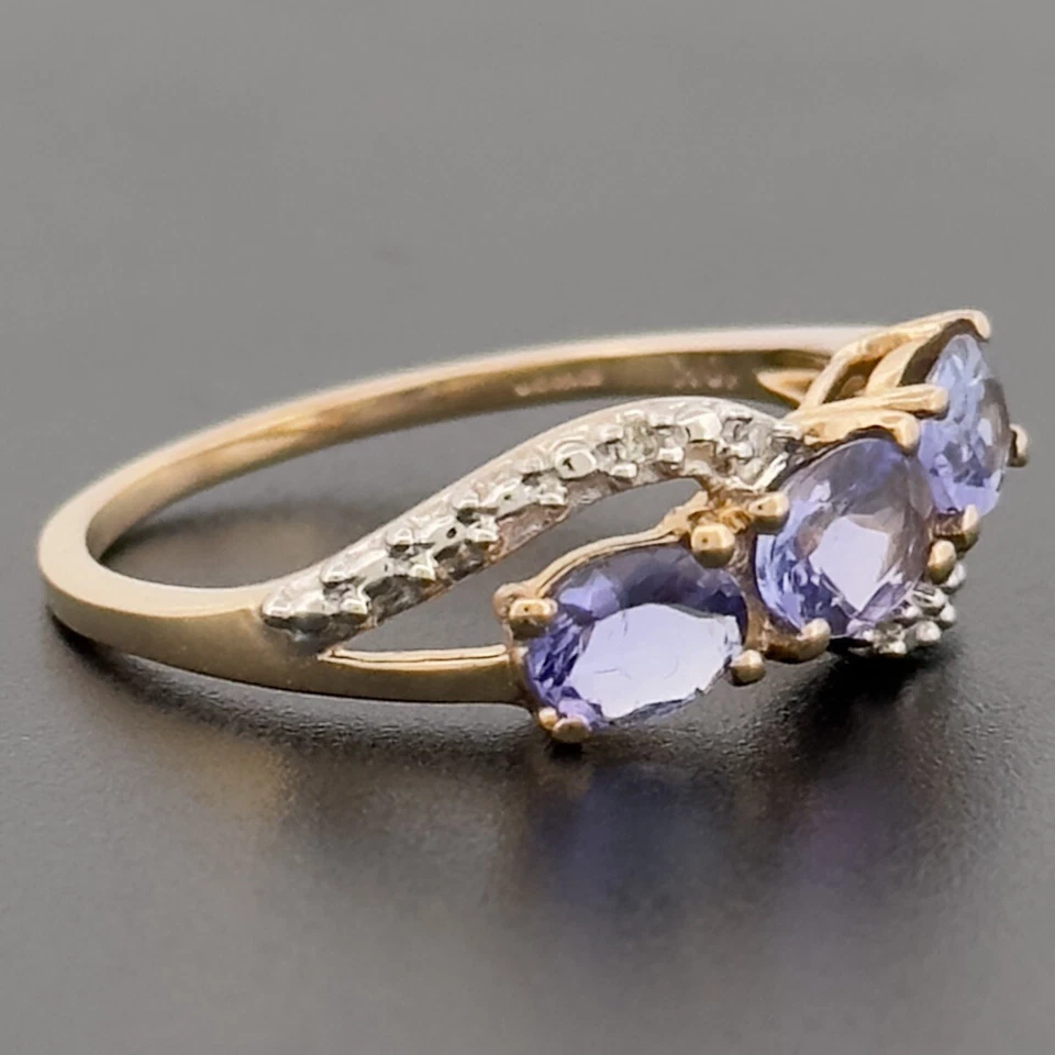 Anillo de tres piedras de oro amarillo de 9 quilates de iolita y diamantes talla N 1/2 con sello Foto 2 de 4