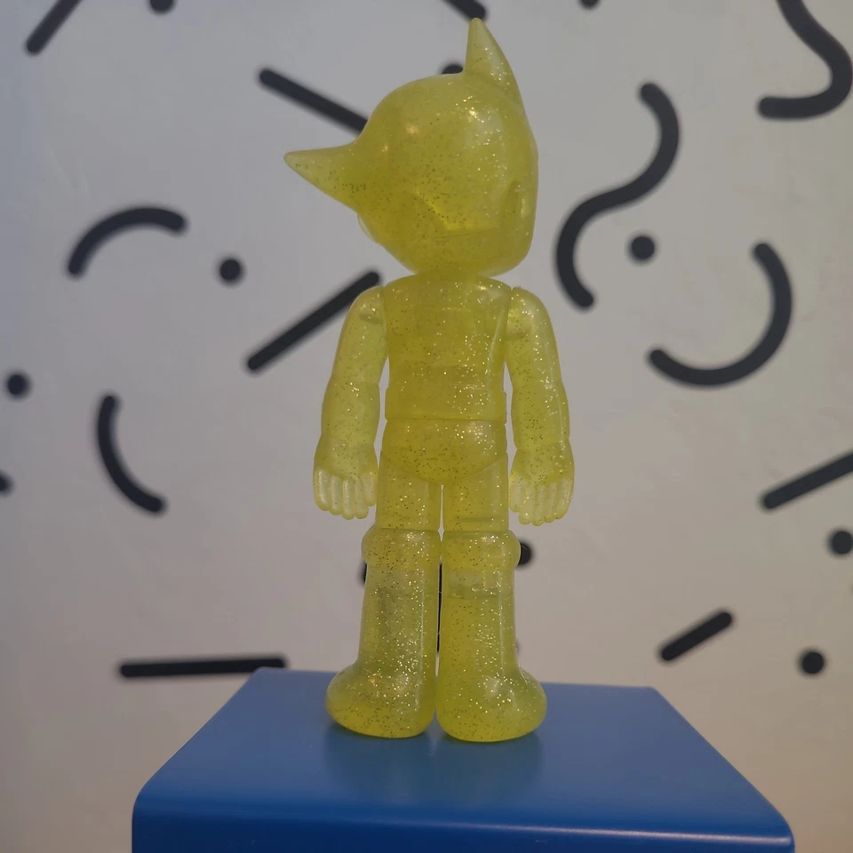 HHTOYS Astro 男孩站立果冻黄色版本 PVC 公仔模型玩具 H13CM(5 英寸) — 第 3/4 张图片