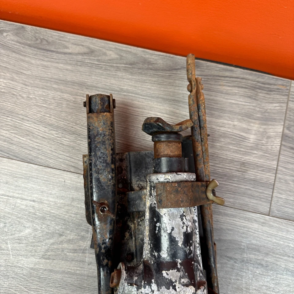 87-95 Jeep YJ Wrangler ORIGINAL Bottle Jack + Herramientas + Soporte de montaje Llave de tuerca Foto 3 de 4