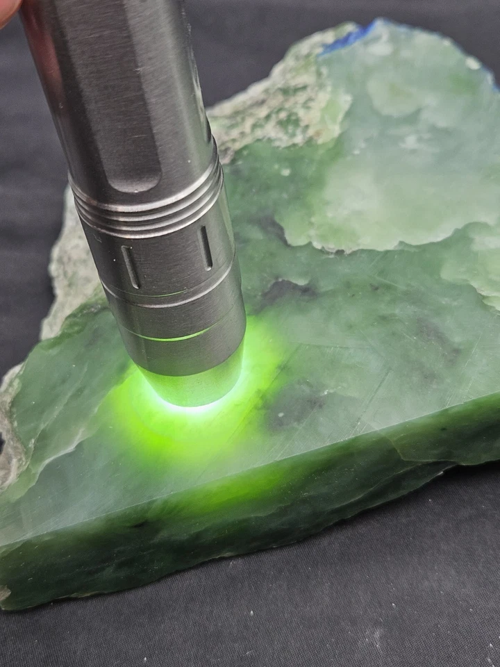 Jade verde manzana siberiano áspero, 2 libras 12 oz Foto 2 de 4