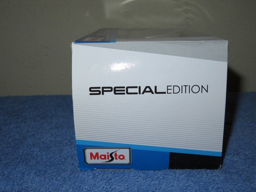 1970 DODGE CHALLENGER COUPE RED/WHITE MAISTO 1:24 SCALE OPENING DOORS & HOOD - Picture 5 of 5