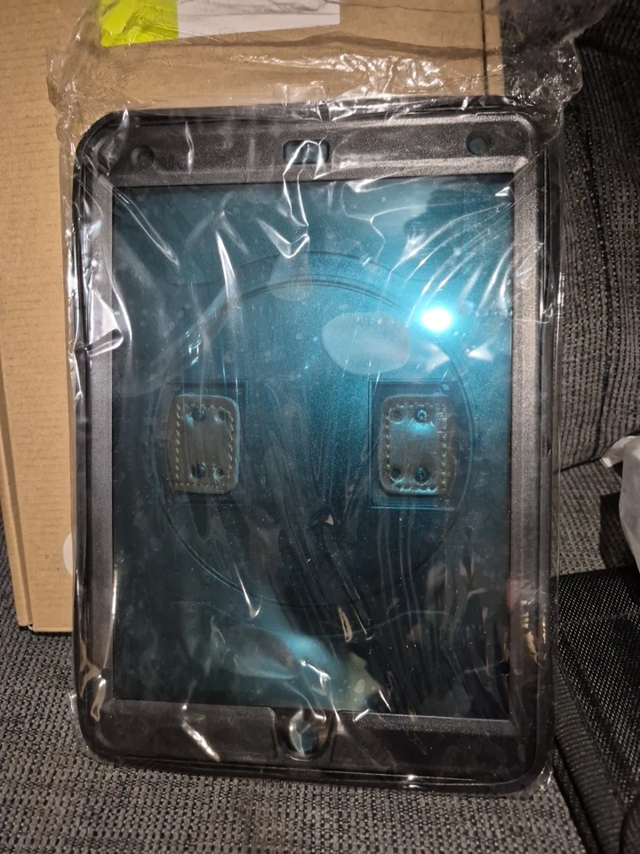 New Trent iPad 9th Generation Case, 8th 7th Black NT602GR - Image 3 of 4