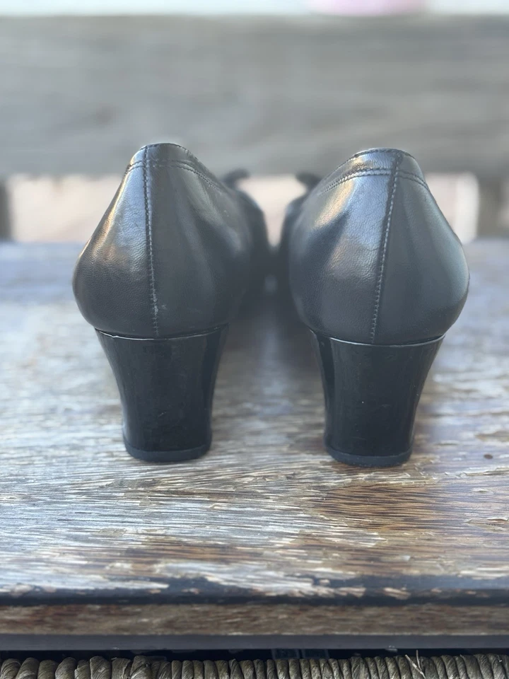 Ros Hommerson 黑色皮革庭院高跟鞋 - 专利方头和蝴蝶结 - 尺码 11M — 第 3/4 张图片