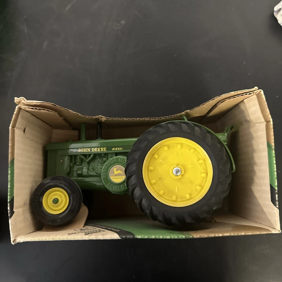 Ertil 1949/1954 John Deere Model R Tractor collectors edition series 2  1/16 - Image 2 of 4