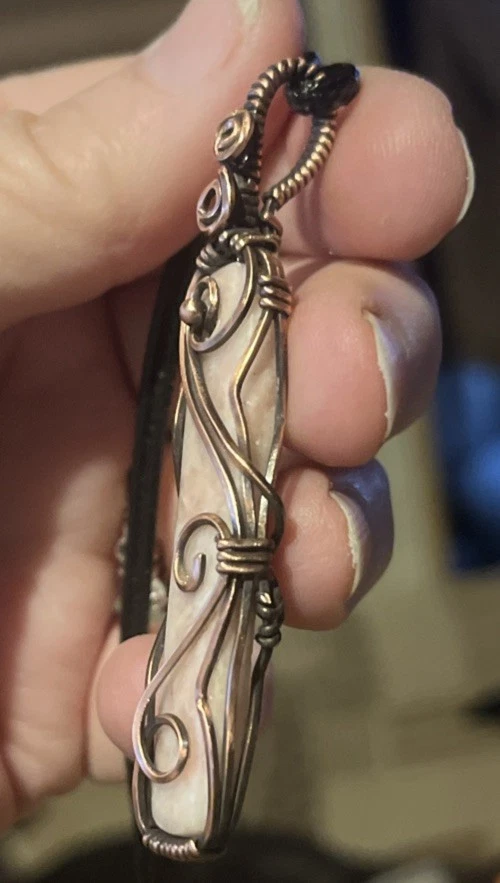 Ópalo rosa ~ Colgante hecho a mano envuelto en alambre de cobre 9a Foto 4 de 4