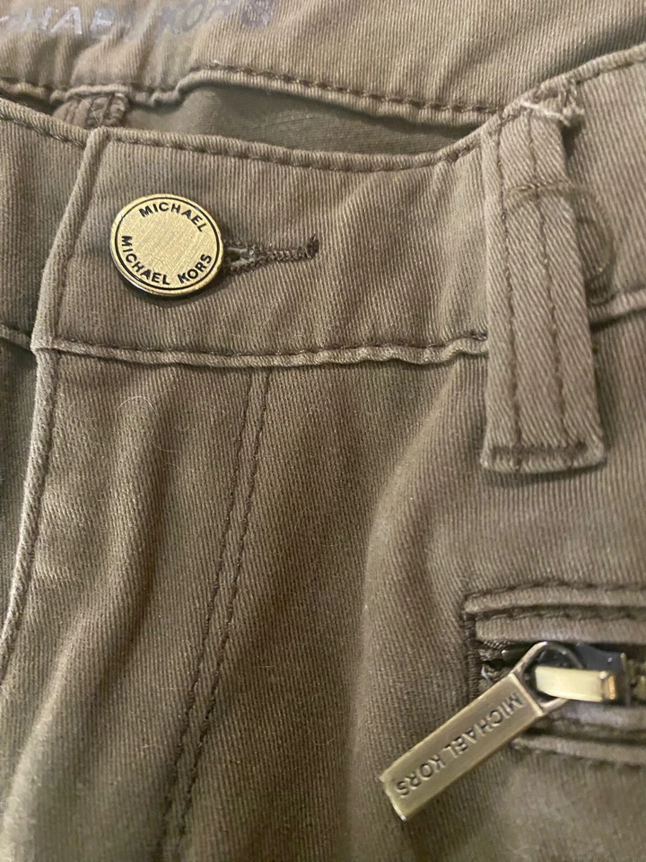 Pantalones para mujer Michael Kors talla 2 verde militar con cremallera bolsillos y piernas Foto 4 de 4