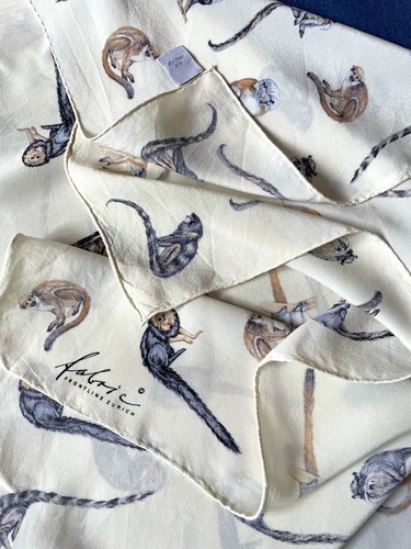 π Sciarpa seta Zurigo fronte tessuto - Lemure 24"x52" Crepe de Chine arrotolata a mano - Foto 5 di 5