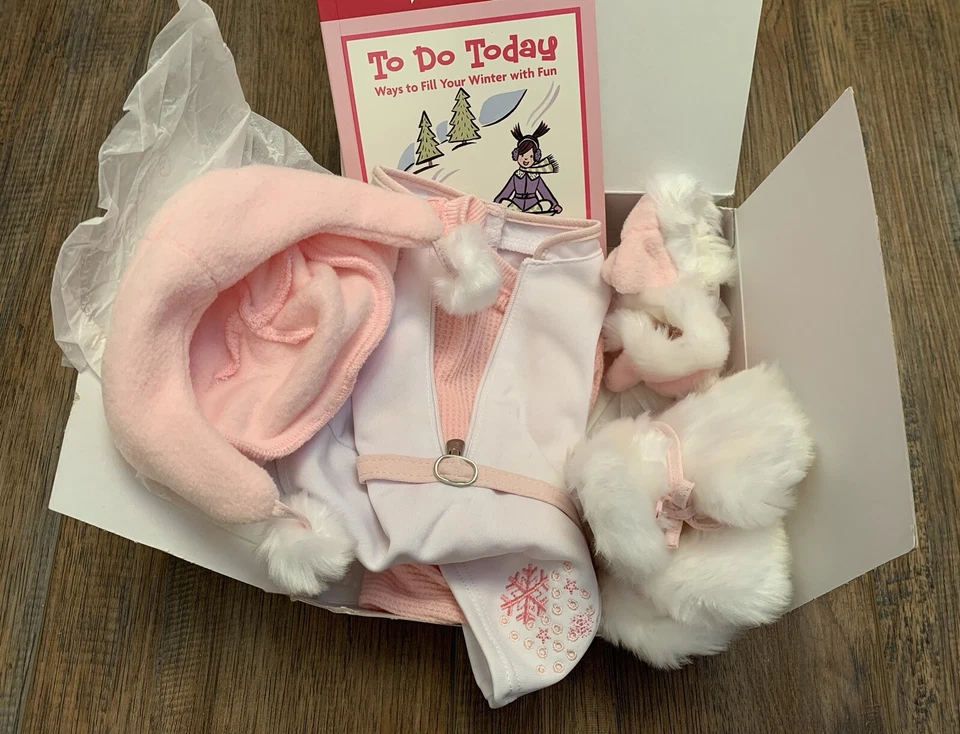 American Girl кукла снежный шик наряд 2008 розовый ботинки платье шляпа книга сняты с производства новый в коробке - Изображение 2 из 4