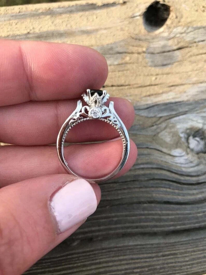 Alianza para mujer de esmeralda creada en laboratorio de corte redondo de 2 quilates enchapada en oro blanco de 14 quilates Foto 2 de 4