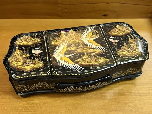 Grande portagioie vintage russo laccato uccellini castelli