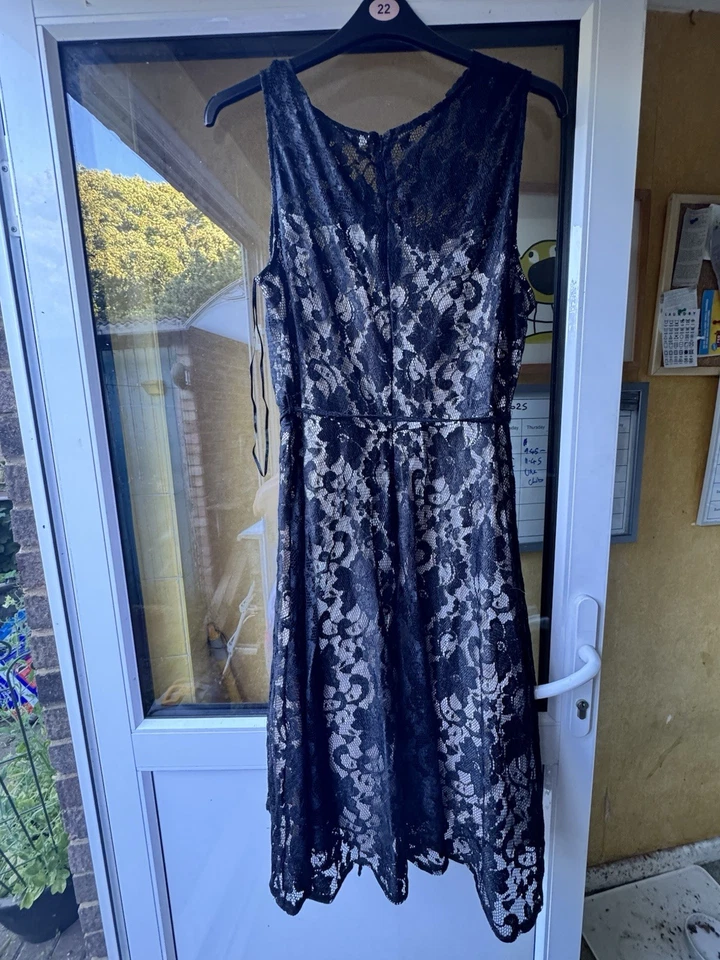 Vestido de festa de renda preto tamanho 22. LEIA A DESCRIÇÃO - Imagem 3 de 4